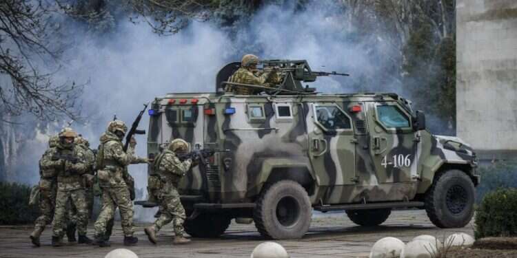 כוחות ביטחון אוקראיניים בתרגיל ליד הגבול הדרומי. צילום: EPA לאחר הערכת מצב: ישראל החריפה את אזהרת המסע לאוקראינה