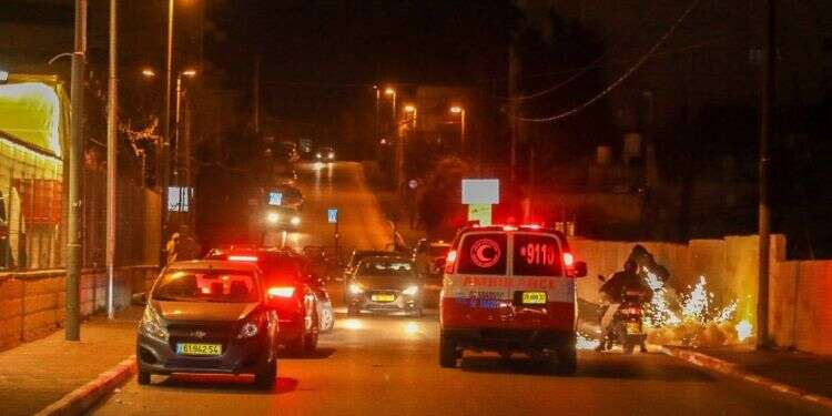 כוחות ביטחון והצלה בשכונת שייח' ג'ארח, אתמול. צילום: נועם ריבקין פנטון, פלאש 90 שריפת בית, יידויי אבנים והתפרעויות: האלימות במזרח ירושלים גוברת