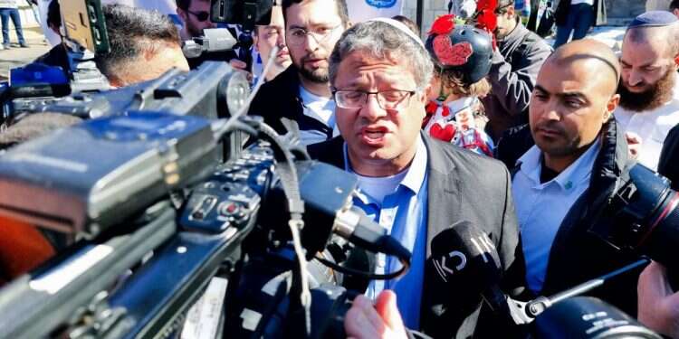 ח ח"כ איתמר בן גביר פתח את לשכתו בשמעון הצדיק: "ואני שואל – איפה המשטרה?"