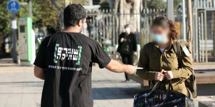 פעילי שוברים שתיקה מחלקים לחיילים עלונים המסבירים להם כיצד יוכלו לפעול נגד אלימות מתנחלים, היום. צילום: יח שוברים שתיקה לחיילים: בסמכותכם לעכב "מתנחלים אלימים"