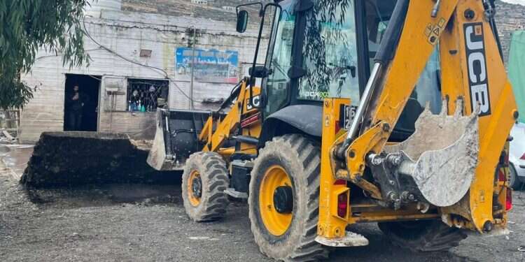 המנהל האזרחי הרסו מגרטת מכוניות בשכם