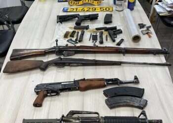 סיכול מהסרטים: שוטרים חילצו משפחה מרכב ממולכד