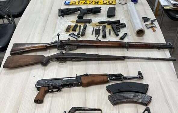 נשקים ואמצעי לחימה שהמשטרה מצאה במבצע. צילום: דוברות המשטרה סיכול מהסרטים: שוטרים חילצו משפחה מרכב ממולכד