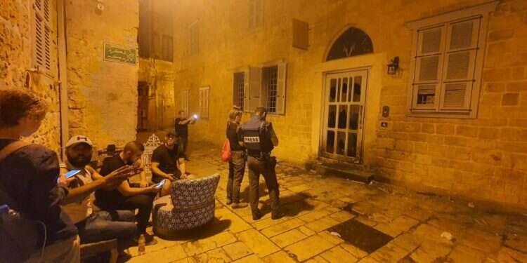 מלון אפנדי שהוצת במהומות בעכו. צילום: יאיר קראוס הערעור התקבל: 22 חודשי מאסר במקום 12, על השתתפות במהומות בעכו