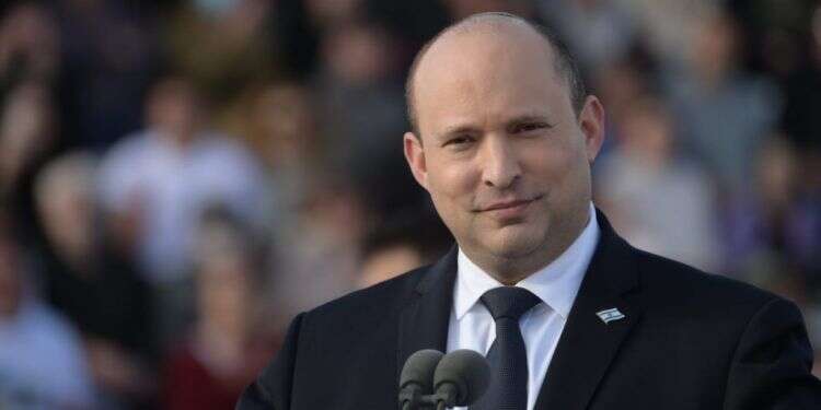 ראש הממשלה, נפתלי בנט, בטקס סיום קורס קצינים. צילום: עמוס בן גרשום, לע "ישראל תושיט יד בכל סיוע הומניטרי שיידרש. אנחנו למודי ניסיון בכך"