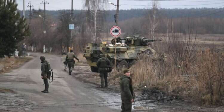 חיילים אוקראינים מצפון לקייב, אתמול. צילום: AFP החורף של קייב יהיה החורף של העולם כולו