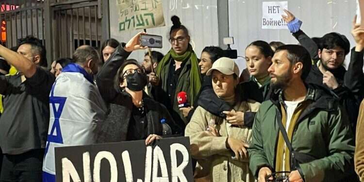 המוחים בתל אביב, הערב. צילום: דנה זרוב "הגענו לכאן כדי למחות נגד המלחמה שפוטין מנהל"