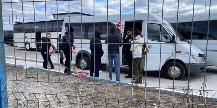נחלצים מאוקראינה: "סטודנטים נסעו שלושה ימים כדי להגיע לגבול"