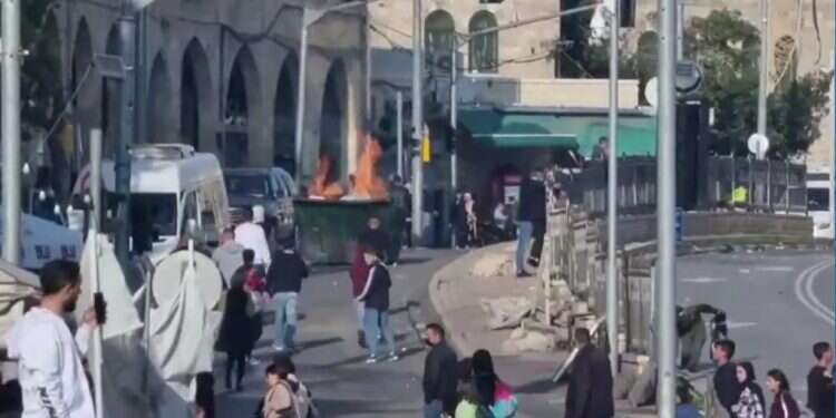 צילום מסך מתוך סרטון דוברות המשטרה מהומות בשער שכם: 4 שוטרים נפצעו, 20 חשודים נעצרו