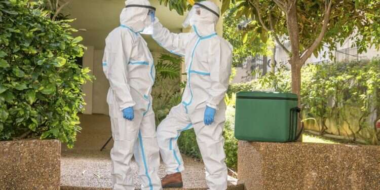 מתמגנים לפני הכניסה לבית החולה. צילום: יוסי אלוני "לא פחות מנס": צוותי צה"ל שמסייעים לחולי קורונה מבוגרים