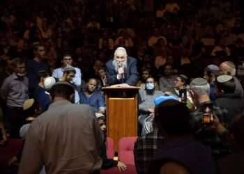 הרב דרוקמן על הבימה הקטנה באולם בבנייני האומה .צילום: שריה דיאמנט - דמקה בית הפקה ירושלמי "הלל על המדינה וסליחות על הממשלה"