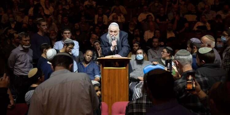 הרב דרוקמן על הבימה הקטנה באולם בבנייני האומה .צילום: שריה דיאמנט - דמקה בית הפקה ירושלמי "הלל על המדינה וסליחות על הממשלה"