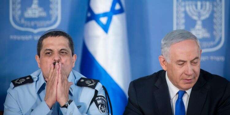 נתניהו ואלשיך צילום: מרים אלסטר - פלאש 90 במקום להתאחד, כל אחד והנייד שלו