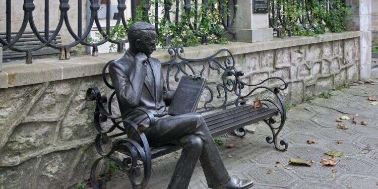 פסל של גפונוב מחזיק בתרגומו ל”עוטה עור הנמר” מוצב ליד בתי הכנסת ברחוב בוריס גפונוב. קוטאיסי, גיאורגיה. צילום: שאטרסטוק