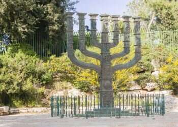 הטריוויה השבועית: ארון, שולחן ומנורה