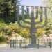 המנורה מחוץ לכנסת. צילום: שאטרסטוק הטריוויה השבועית: ארון, שולחן ומנורה