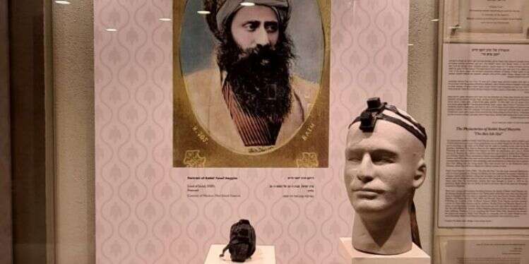 התפילין של הרב יוסף חיים מוצגות במרכז מורשת יהדות בבל. צילום: דונאתל