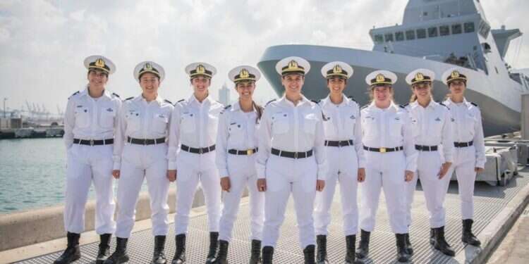 תשע מסיימות הקורס. צילום: דובר צה רבע מבוגרי קורס החובלים של זרוע הים הן חובלות