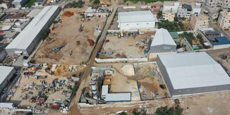 אחד המפעלים המזהמים בכפר־קאסם צילום: הפורום לישראל ירוקה עשרות מפעלי בטון בלתי חוקיים גורמים לזיהום רעש ואוויר ביישובים השכנים