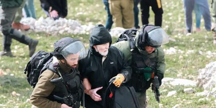 פעיל השמאל שהכה חייל סמוך לגבעת רונן בשומרון. צילום: אלעזר ריגר פעיל "שלום" תקף חייל בפעילות שמאל בשומרון ונעצר