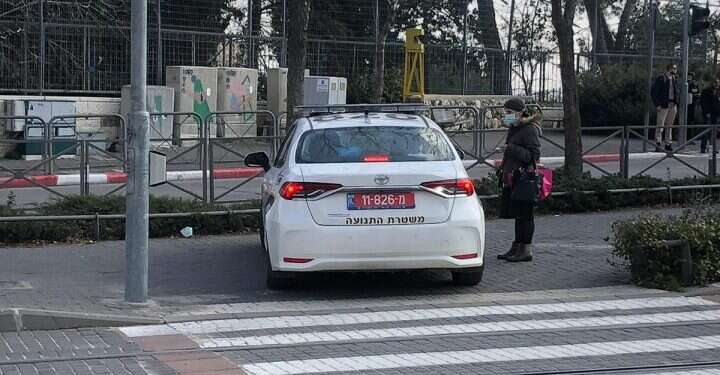 ניידת המשטרה ליד שערי צדק, השבוע. צילום: שלום ירושלמי