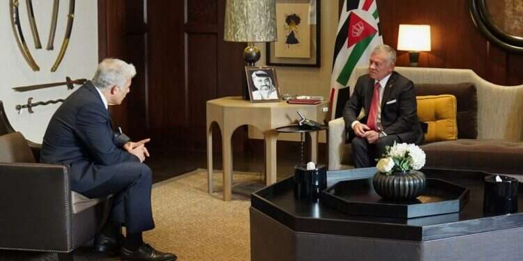 מלך ירדן עבדאללה ושר החוץ יאיר לפיד בפגישתם בחודש שעבר ברבת עמון. צילום: AFP "ממשלת השינוי" חובשת צילינדר