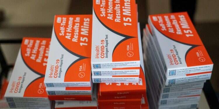 בדיקות אנטיגן מהירות. צילום: EPA כתב אישום – גנב ערכות אנטיגן בשווי של חצי מיליון שקלים