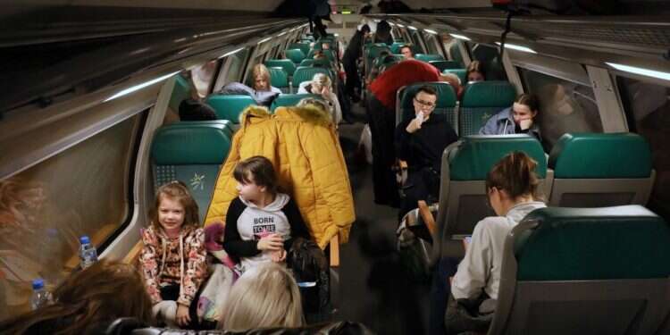 הפלישה הרוסית מתרחבת; מיליון פליטים נמלטו מאוקראינה