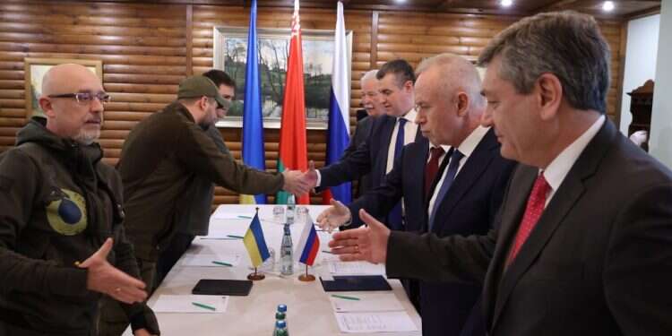 להיות צודק או חכם. נציגי אוקראינה ורוסיה בשיחות להפסקת אש. צילום: AFP אחרי כיבוש חרסון: הרוסים צרים על עיר הנמל הבאה