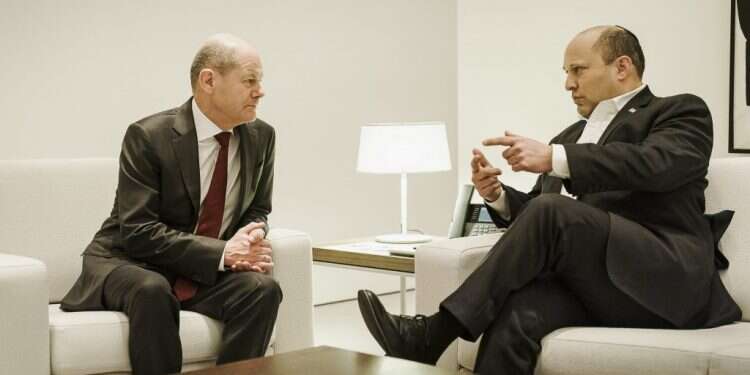 בנט בפגישה עם קנצלר גרמניה אולף שולץ. צילום: EPA השאלה הגדולה בווינה: האם התמרון של בנט ידחה חתימה על הסכם גרעין?