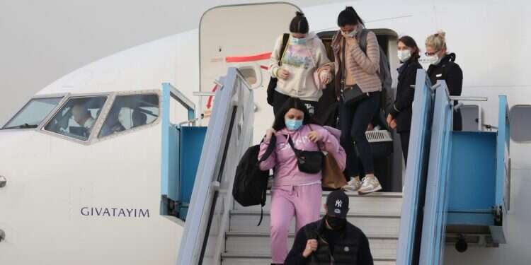 פליטים מהמלחמה באוקראינה נוחתים בישראל. צילום: EPA בשמאל דורשים: לקלוט יותר פליטים בישראל