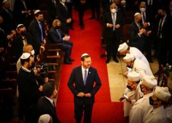 הנשיא הרצוג בבית הכנסת באיסטנבול: "בני כל הדתות יכולים וצריכים לחיות בשלום"