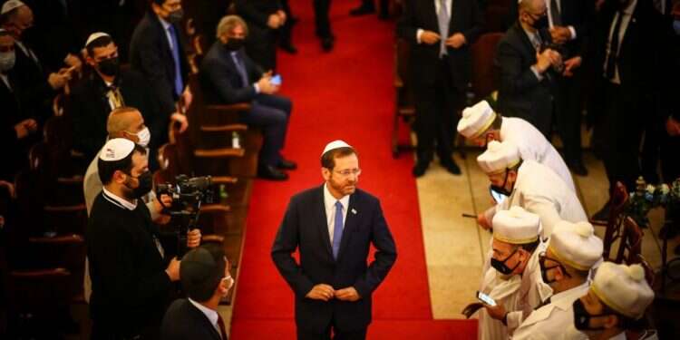 הנשיא הרצוג בבית הכנסת באיסטנבול: "בני כל הדתות יכולים וצריכים לחיות בשלום"