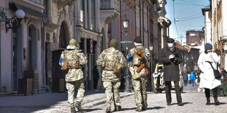 חיילים אוקראינים מפטרלים בלבוב שבמערב אוקראינה. צילום: EPA דיווח: רוסיה מגייסת עשרות אלפי לוחמים סורים למלחמה באוקראינה