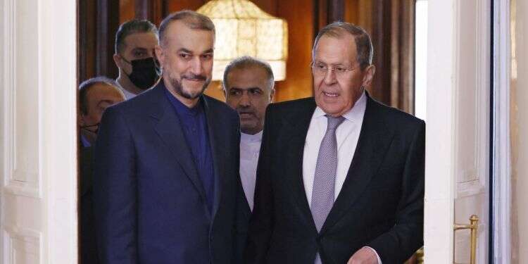 שר החוץ הרוסי סרגיי לברוב עם שר החוץ האיראני במוסקבה. צילום: EPA שר החוץ הרוסי: השיבה להסכם הגרעין בשלבי סיום