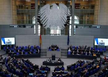 זלנסקי בקריאה נרגשת מול הפרלמנט הגרמני: "עם מושמד באירופה"