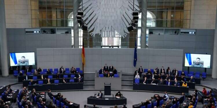 זלנסקי נואם בפני הפרלמנט הגרמני. צילום: EPA זלנסקי בקריאה נרגשת מול הפרלמנט הגרמני: "עם מושמד באירופה"