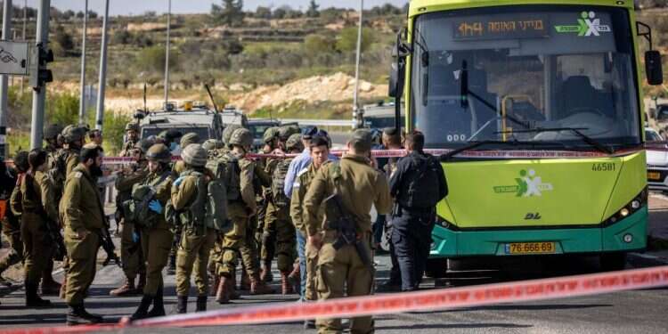 הפיגוע בצומת אלעזר. צילום: EPA הכלים השתנו, היעד נשאר: השמדת מדינת ישראל