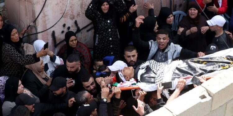 הלווייתו של אחד המחבלים שנהרגו בג'נין. צילום: EPA המזרח הפרוע: הטרור חוגג ברשתות החברתיות הערביות?