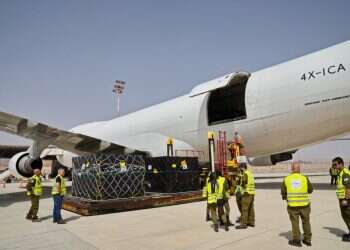 צפו: כך מנחיתים סיוע צבאי בינלאומי בזמן מלחמה