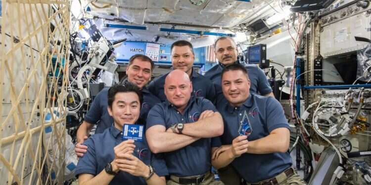 אסטרונאוטים וקוסמונאוטים חוגגים 15 שנה לתחנת החלל. צילום: רויטרס האם שיתוף הפעולה האמריקני־רוסי בחלל הגיע לקיצו?