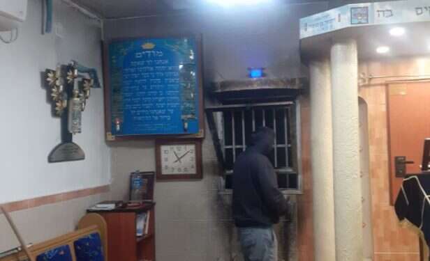 תושב רמלה נעצר בחשד להצתת בית כנסת בעיר