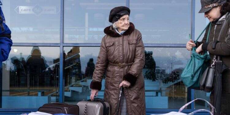 ניצולת שואה. צילום: אבישג שאר ישוב עבור הקרן לידידות ניצולת שואה שבגיל 94 בורחת מאוקראינה ועולה לישראל. צילום: אבישג שאר ישוב עבור הקרן לידידות