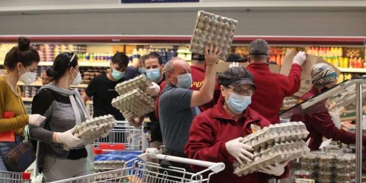 הסתערות לקוחות על תבניות ביצים בערב פסח לפני שנתיים צילום: יהונתן שאול מחסור בביצים צפוי שוב בפסח הקרוב, גם בגלל המלחמה באירופה