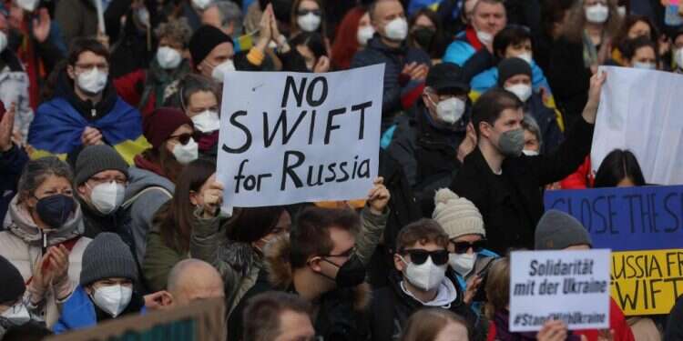 הפגנה בפרנפקורט למען עיצומים על רוסיה. צילום: AFP מזרח תיכון חדש: מה חיפש פוטין בטהרן ואיך ארדואן מנצל את המלחמה באוקראינה