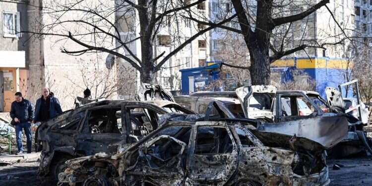 נזקי הפצצה רוסית כבדה בקייב. צילום: AFP תחמושת ואקום ומצרר: בעולם מאשימים את רוסיה בשימוש בנשקים אסורים