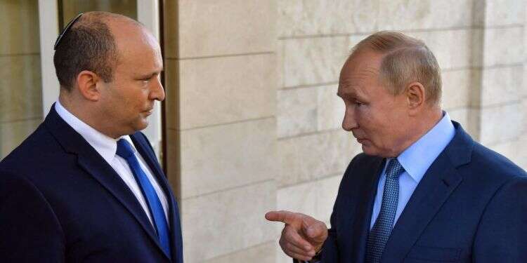 בנט ופוטין בפגישה באוקטובר 2021. צילום: AFP מלחמה או שלום: הסיבה האמיתית שבנט טס לרוסיה