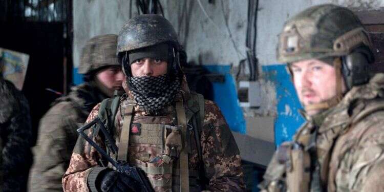 כוחות אוקראיניים בלוהנסק. צילום: AFP הטעויות והפחד: 5 סיבות לבלימת ההתקדמות הרוסית באוקראינה