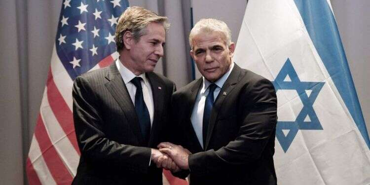 שר החוץ לפיד ומזכיר המדינה בלינקן נפגשים בלטביה. צילום: AFP "לעצור את המלחמה ולמנוע סבל": כך מגיבים בארה"ב לתיווך הישראלי באוקראינה