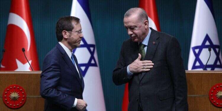 נשיא טורקיה רג'פ טיאיפ ארדואן ונשיא המדינה יצחק הרצוג. צילום: AFP ארדואן מחזק את הקשרים עם ישראל אך במיוחד את הקשר להר הבית